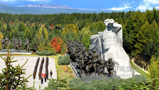 400 тонный монумент у входа в Генеральный Штаб КНА