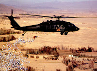 UH-60 Black Hawk (Черный Ястреб) сбрасывает пропагандистские листовки в афганской провинции Лоргар в 2010 году.